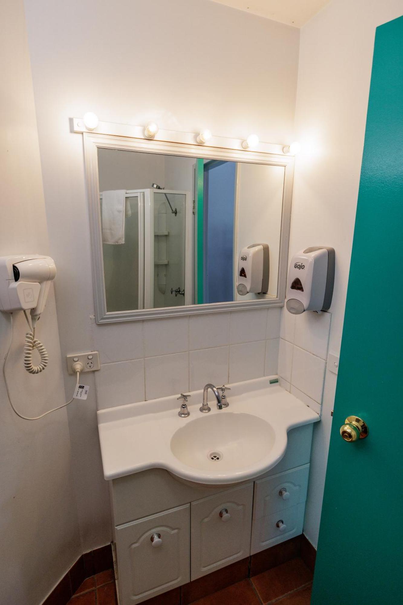 Yha Hobart Central Экстерьер фото